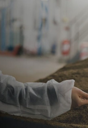 Kvinna som arbetar med spannmål.